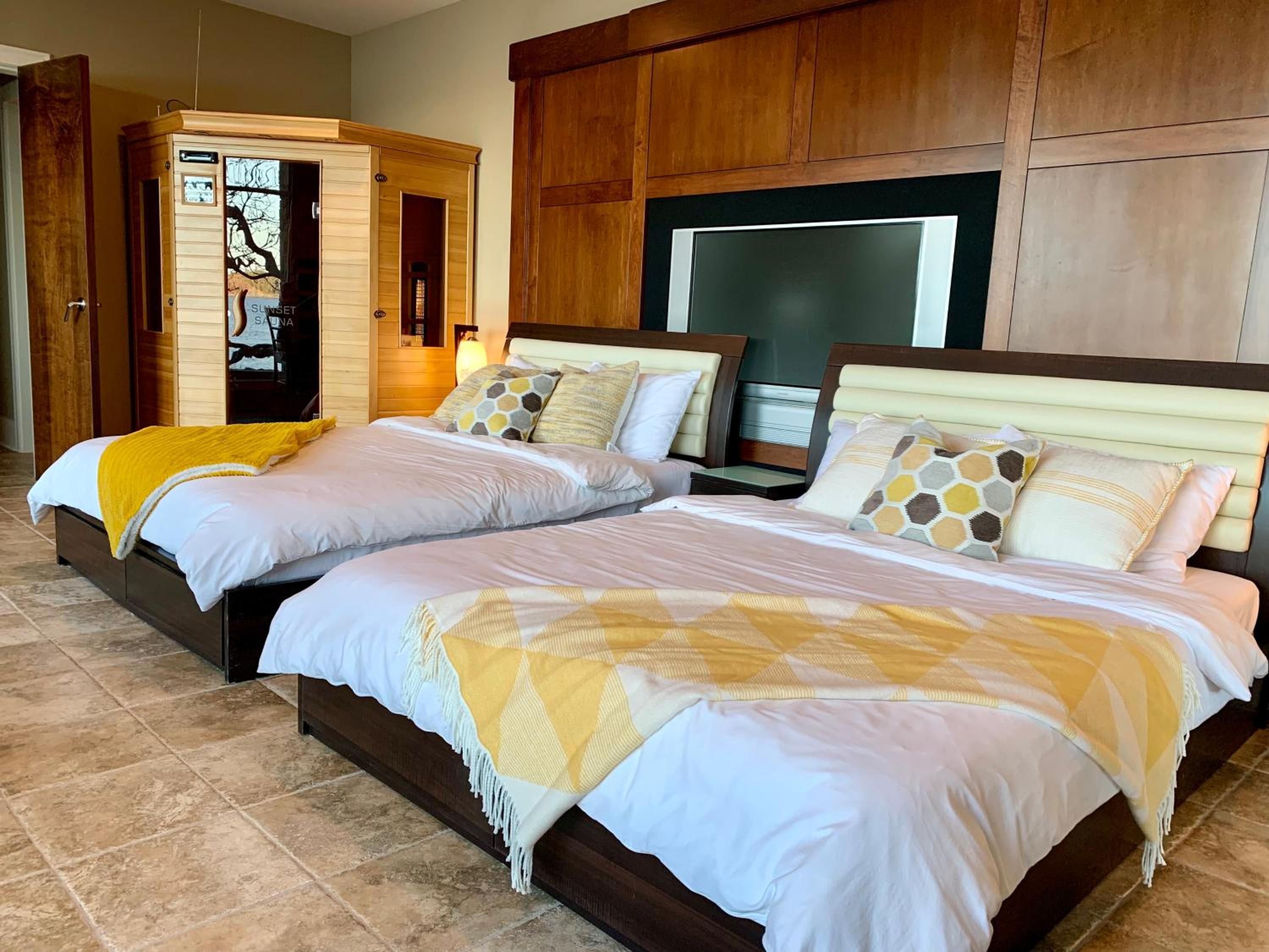 Waterfront deluxe guest suite
