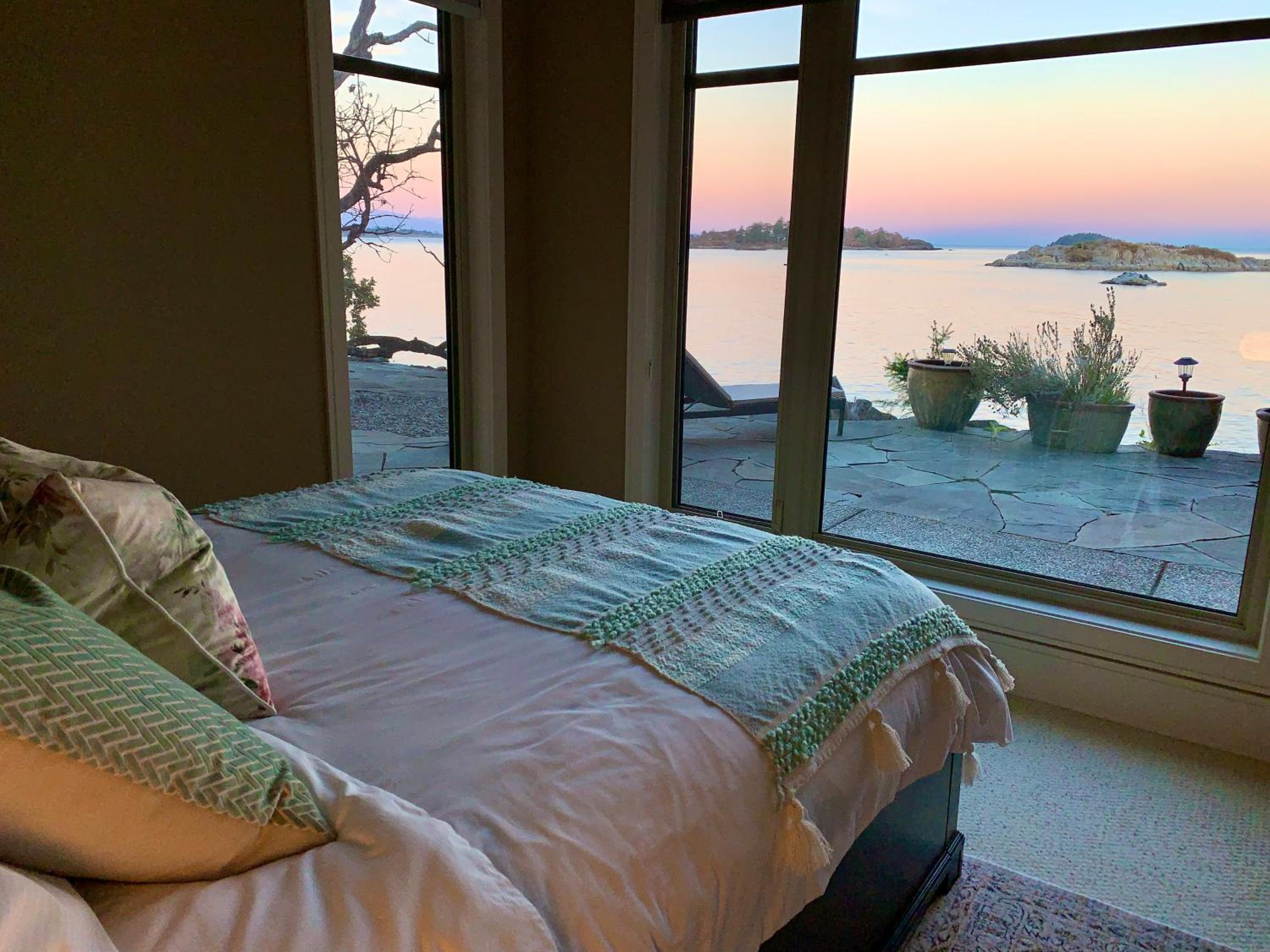 Waterfront deluxe guest suite