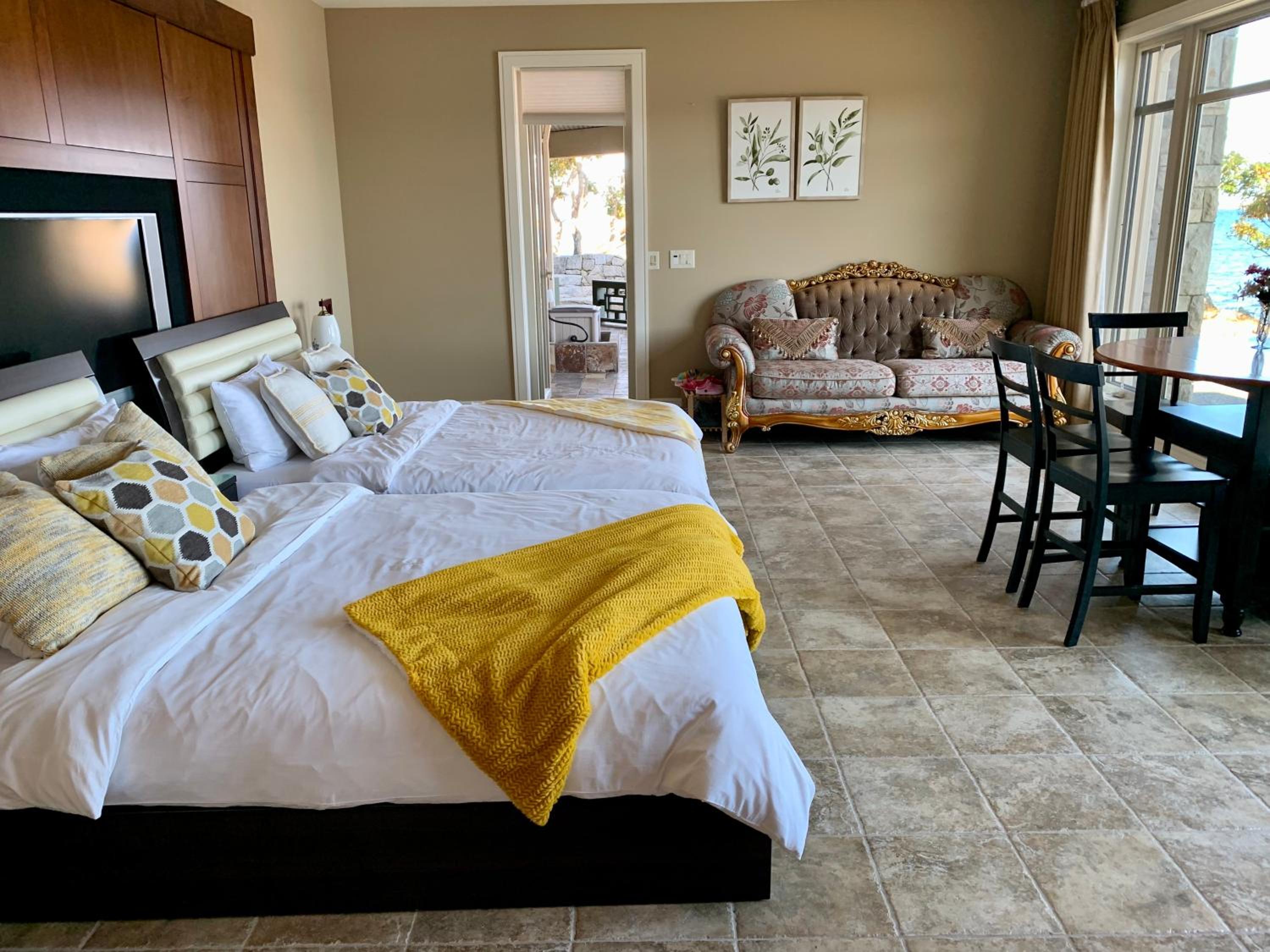 Waterfront deluxe guest suite