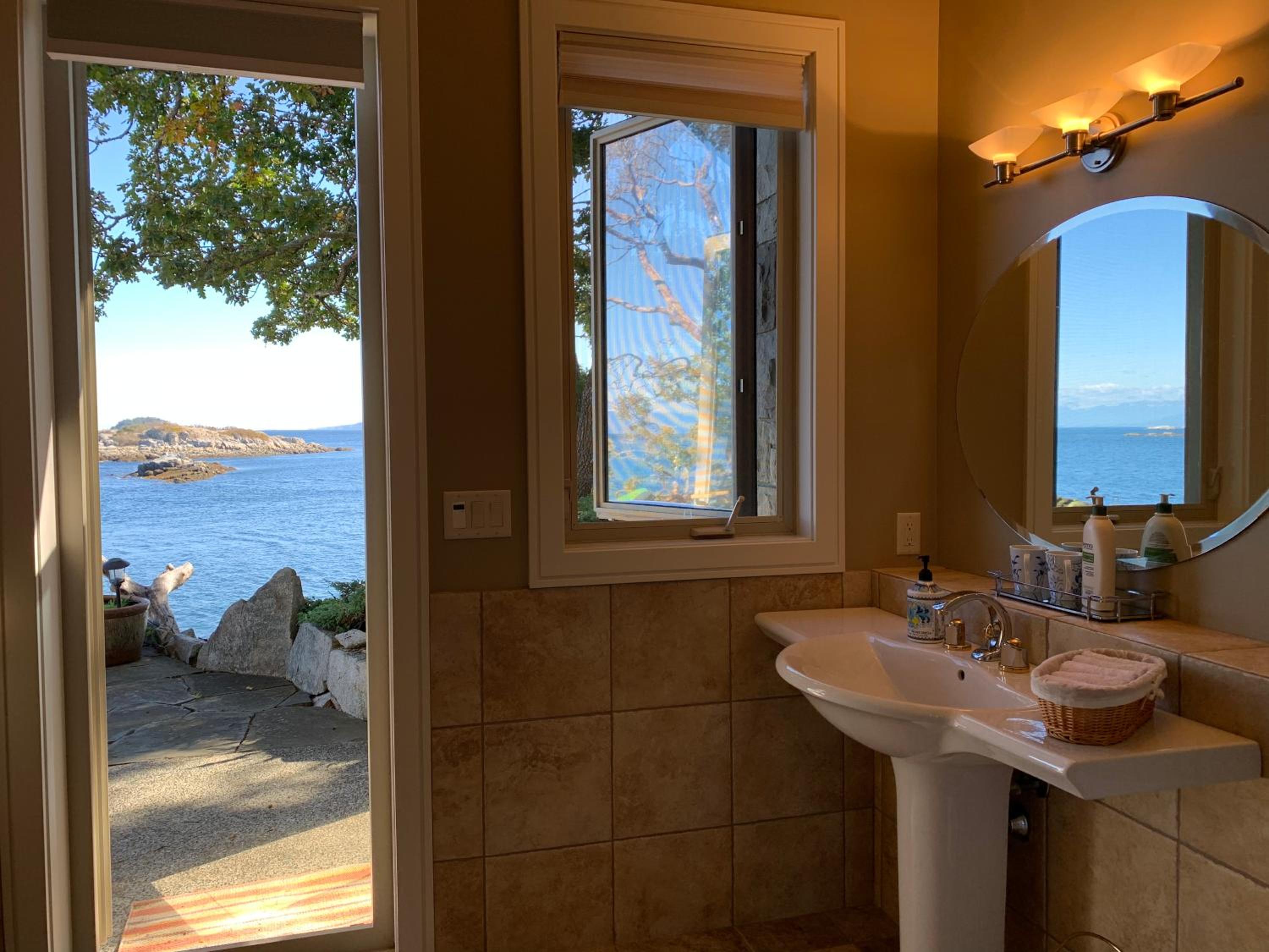 Waterfront deluxe guest suite