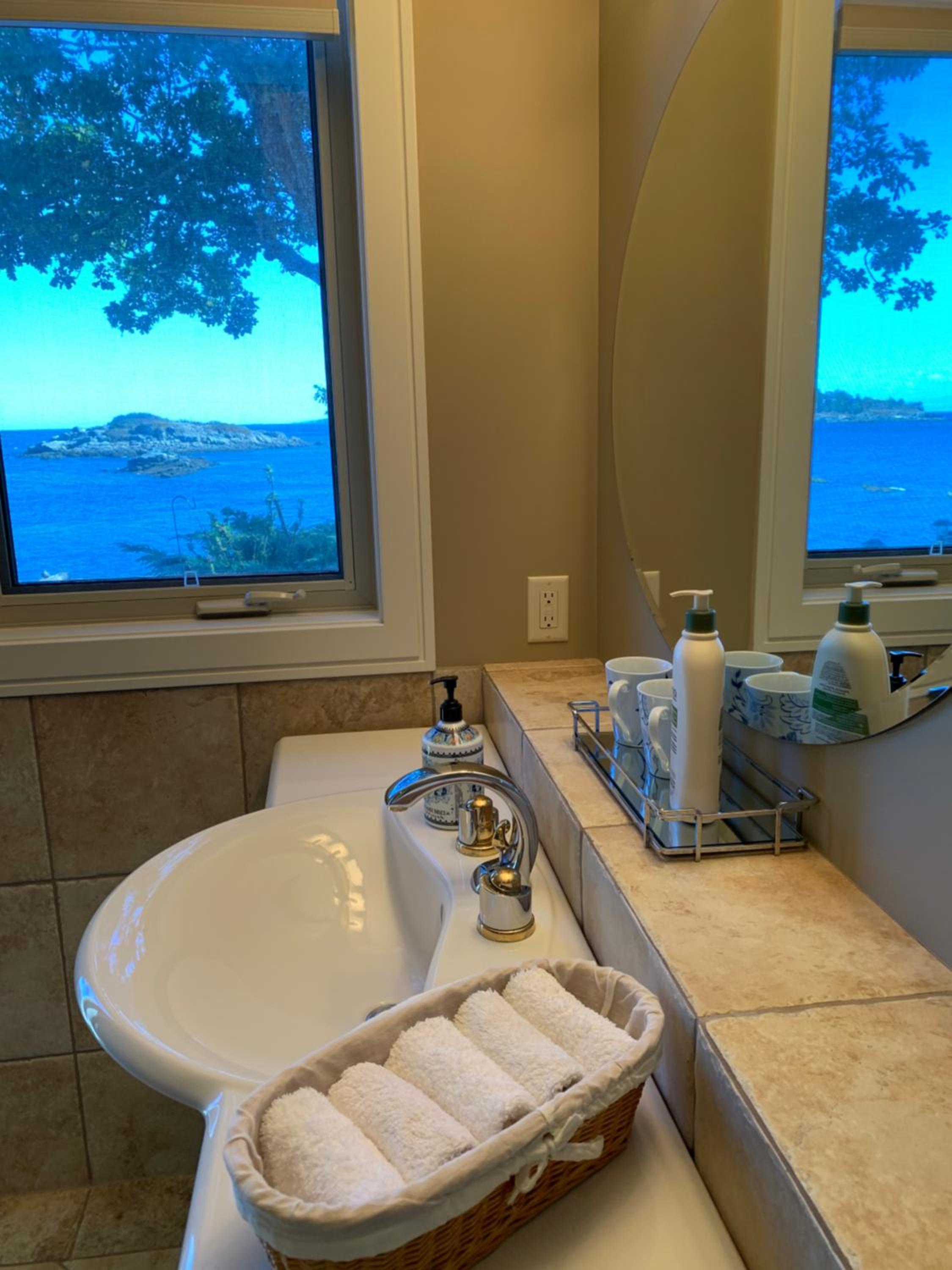 Waterfront deluxe guest suite