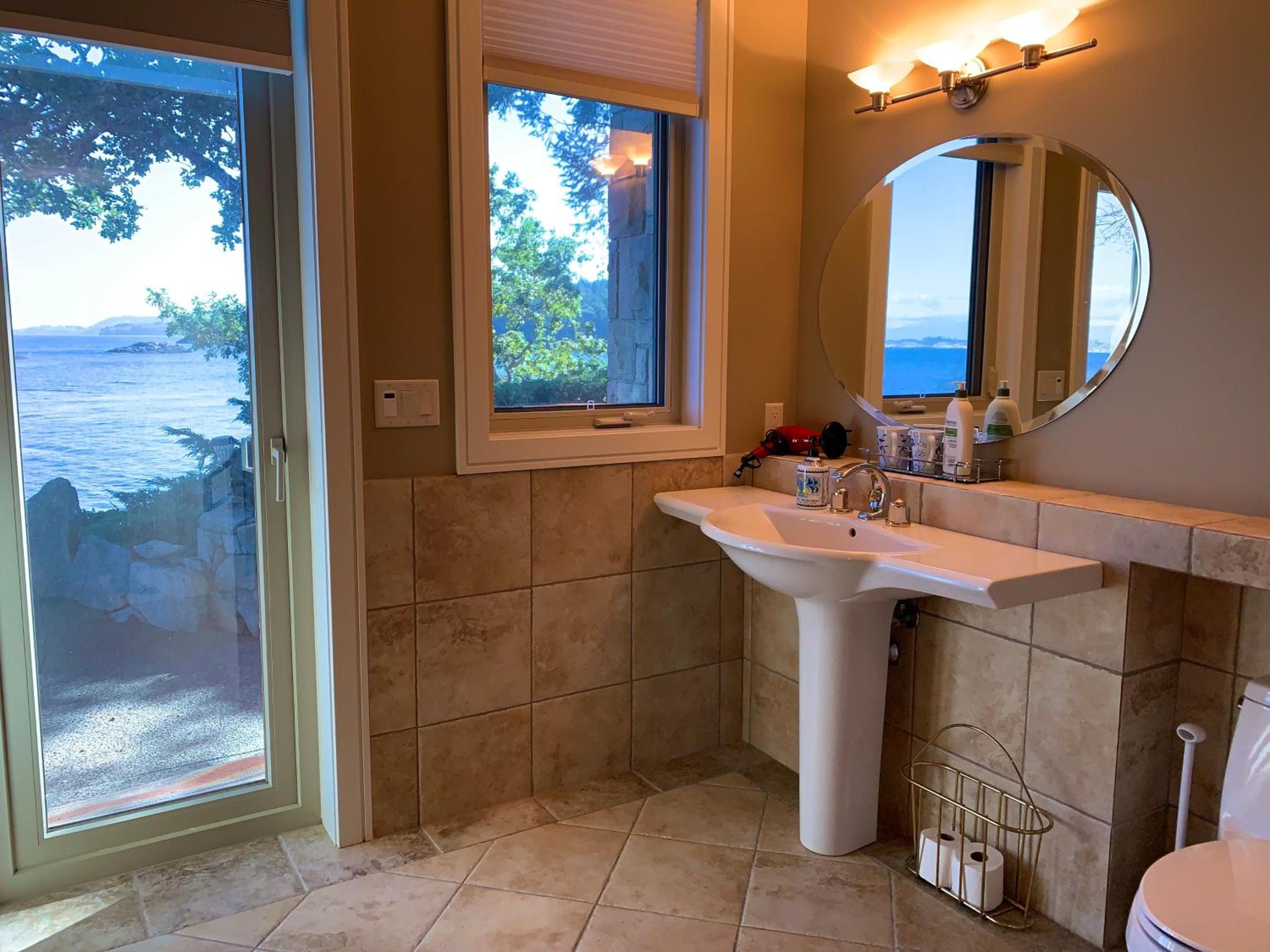 Waterfront deluxe guest suite