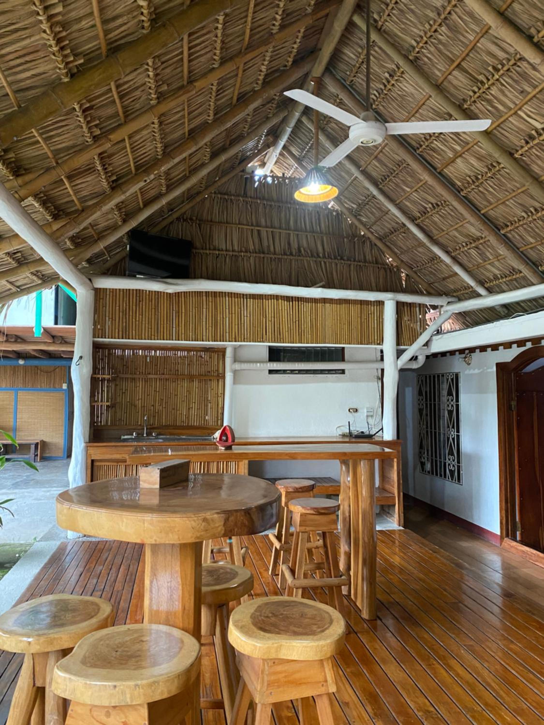 Mauras Tropical Mini Hostel & Tours
