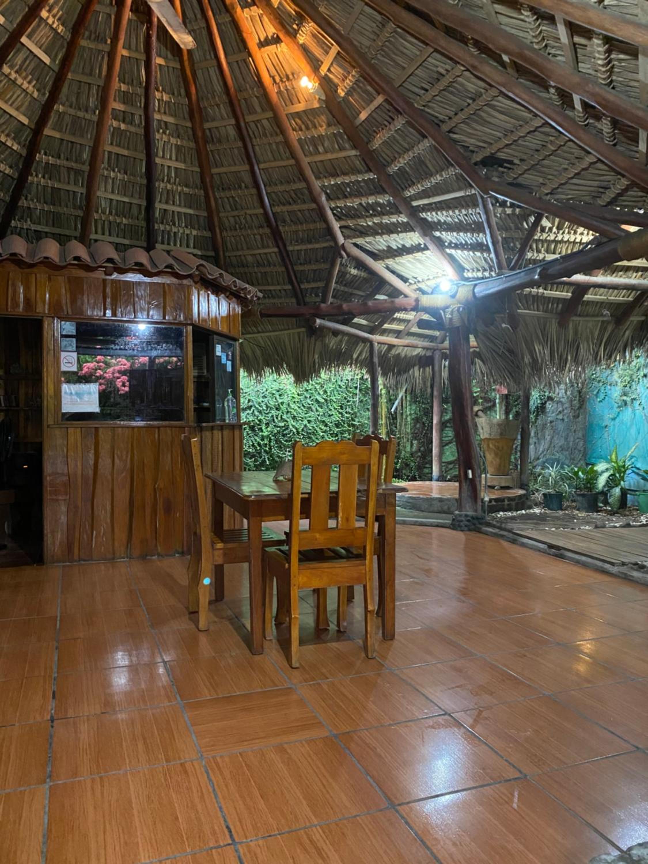 Mauras Tropical Mini Hostel & Tours