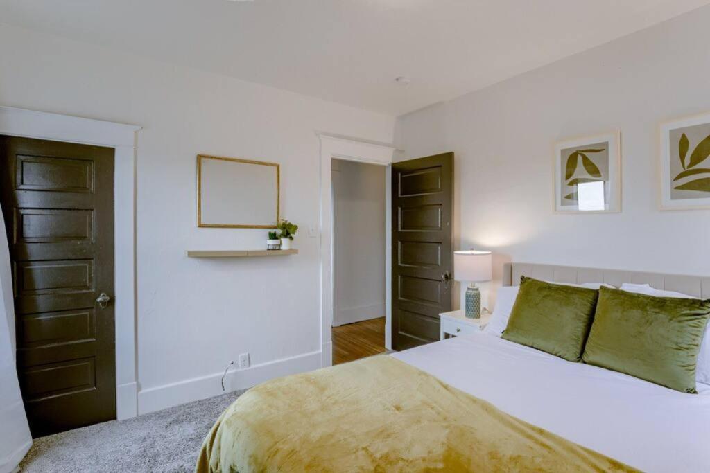 Beautiful - 4bd with Contemporary Interior view 5