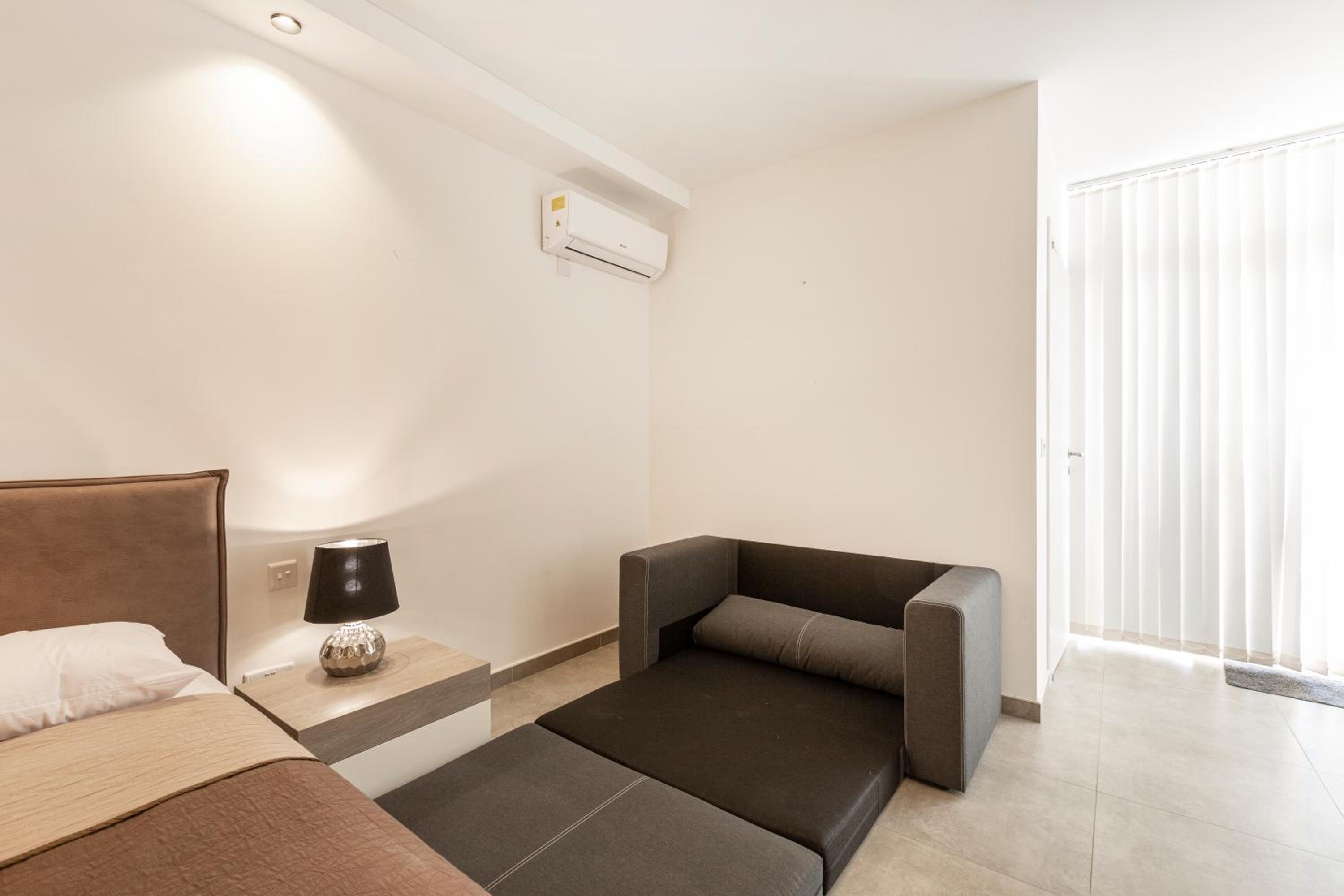 Top location! Cozy 1-BR flat view 2