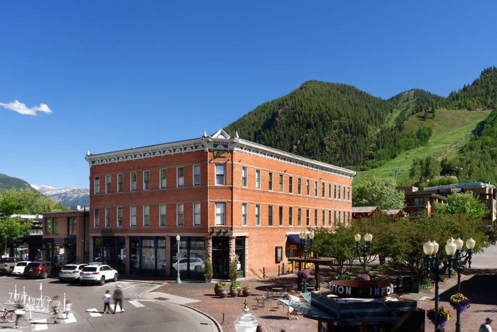 Hotel Independence Square 311, Best Location! Hotel Room with Rooftop Hot Tub in Aspen - Image 1