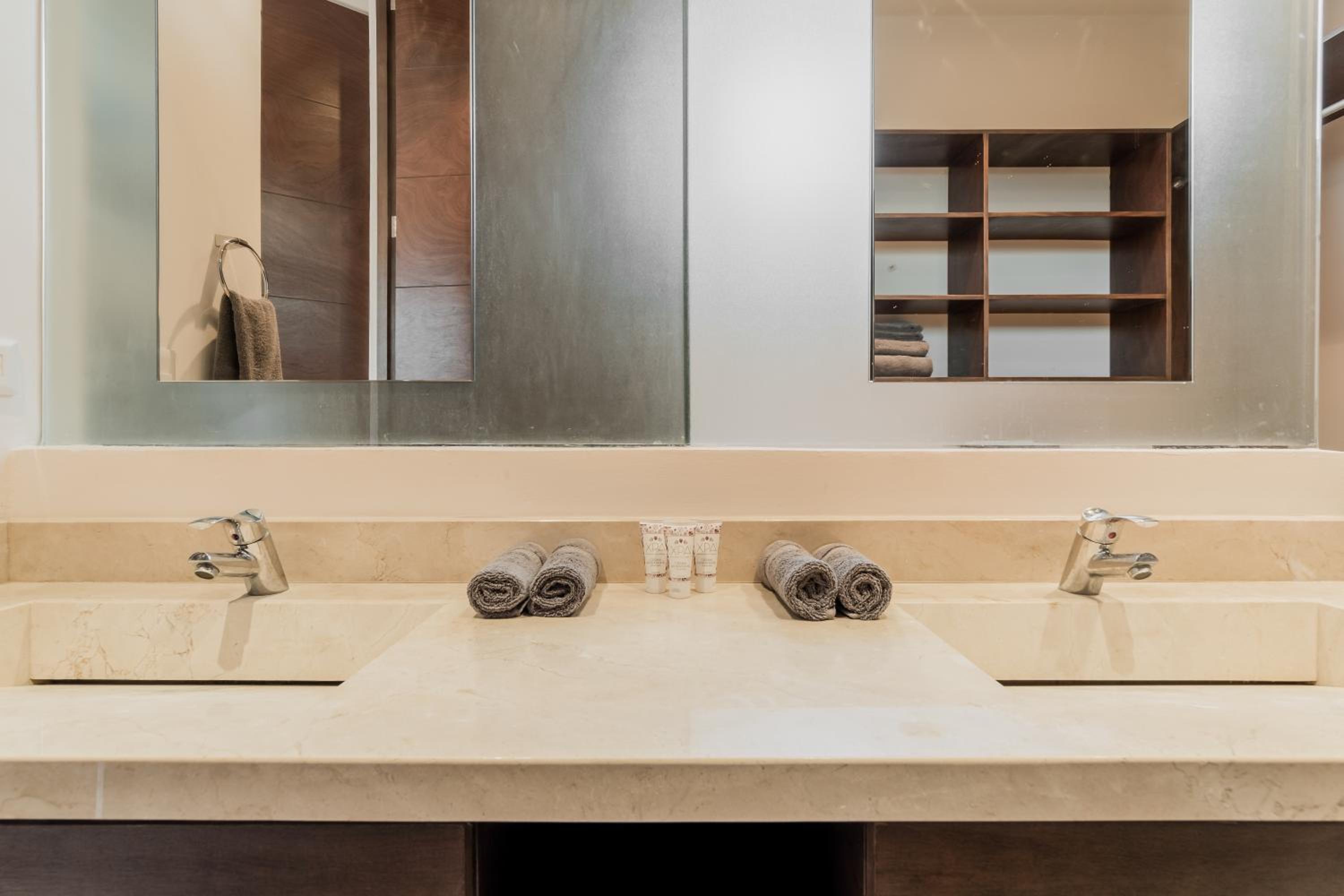Private Luxury Room with private bath and breakfast