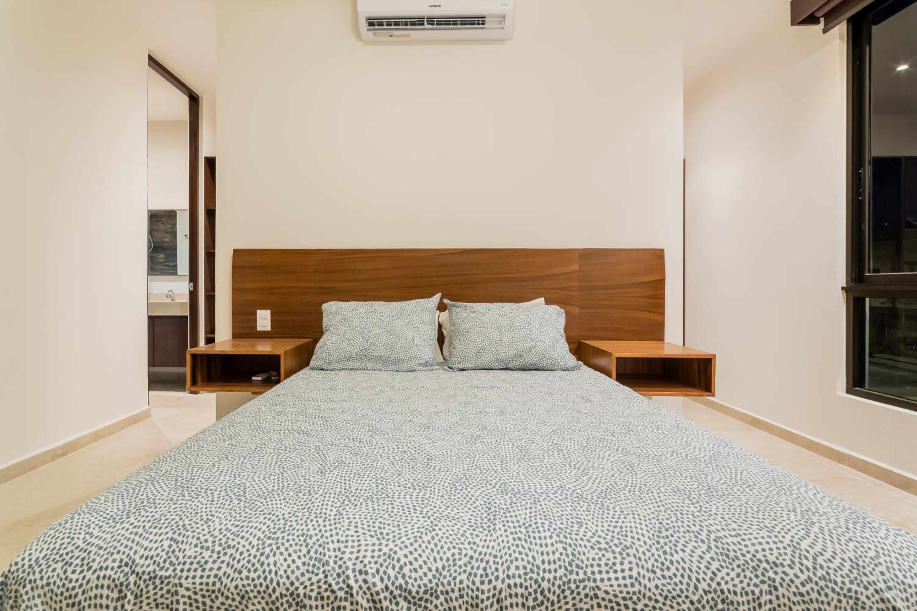 Private Luxury Room with private bath and breakfast