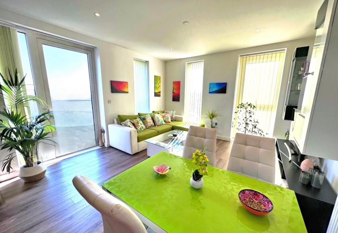 Spacious 2 bed flat next to Elizabeth line