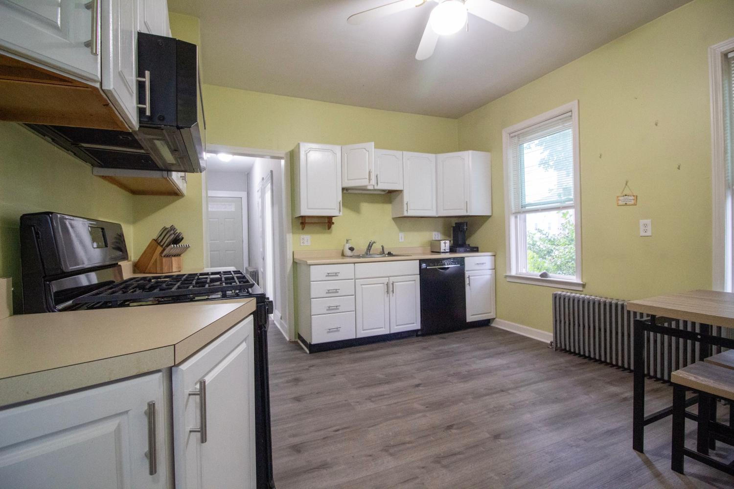 2 bedroom condo close to Boston and Cambridge with free parkings view 3