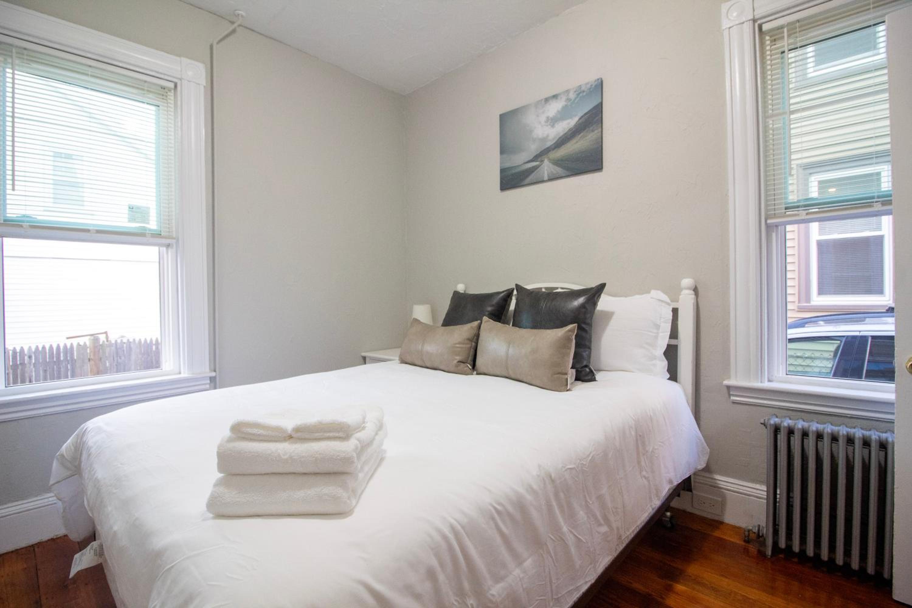 2 bedroom condo close to Boston and Cambridge with free parkings view 4