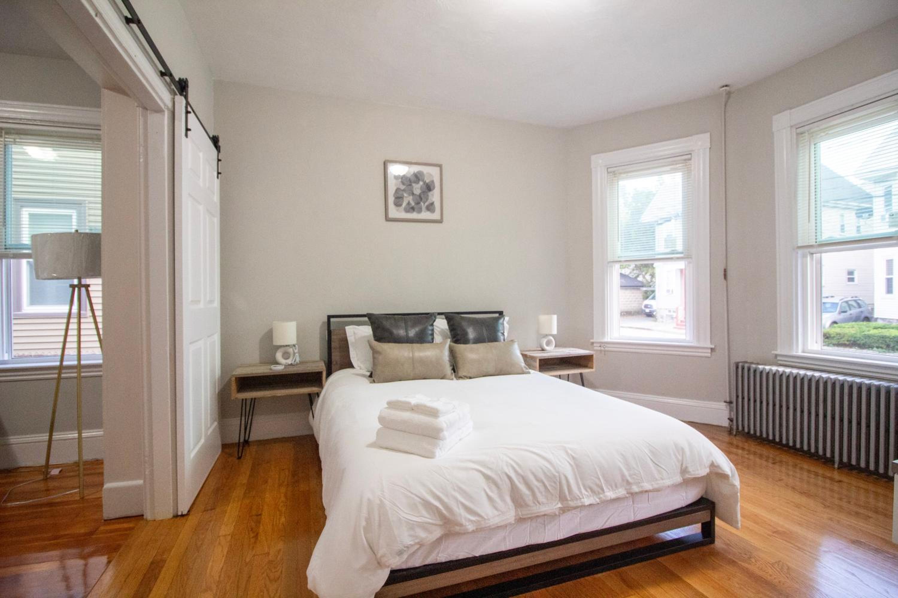 2 bedroom condo close to Boston and Cambridge with free parkings view 5