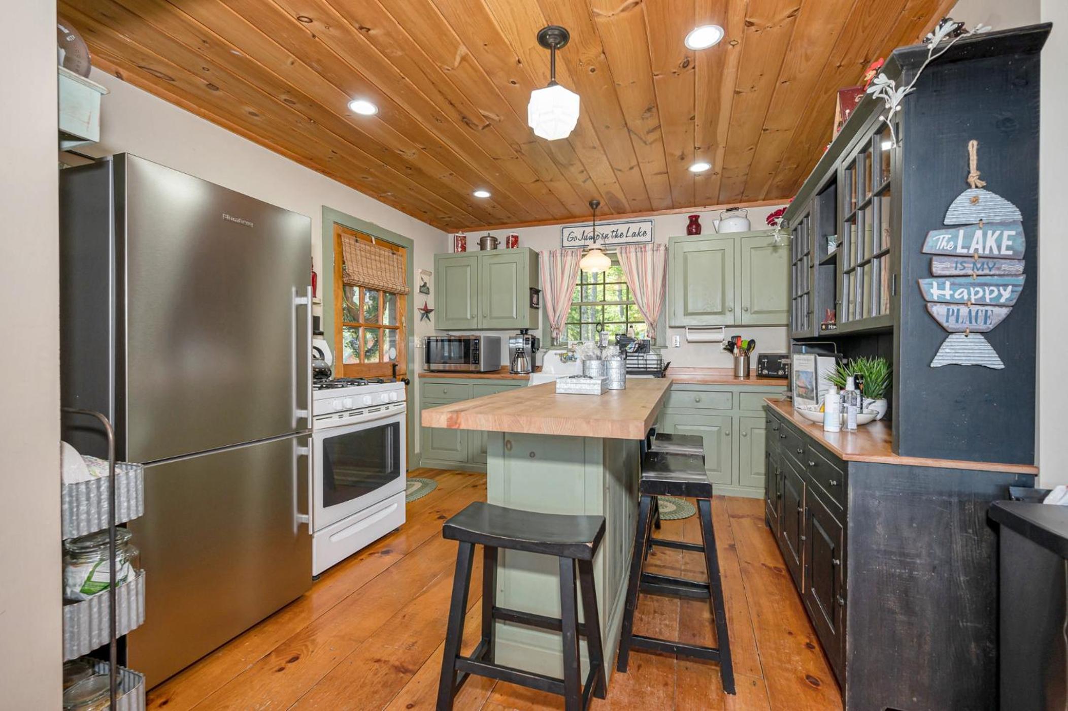 Cozy Lakefront Retreat. Ice Fish Ski Snowmobile view 2