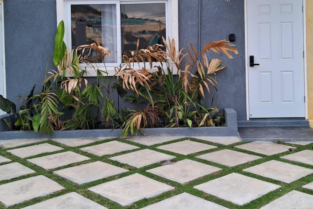 Sidona Suite: Hillview city vibes. Airport 15 mins. Attractions nearby view 3