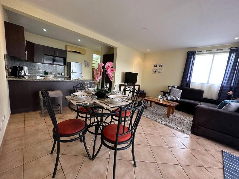 Renovated 2 Bed condo 5 min walk to beach