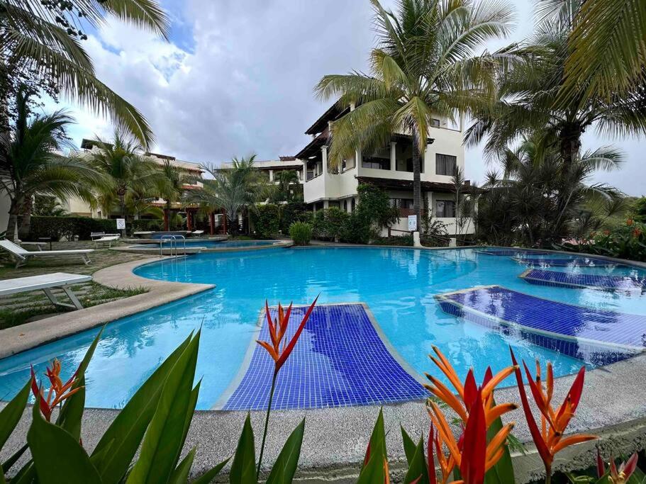 Renovated 2 Bed condo 5 min walk to beach