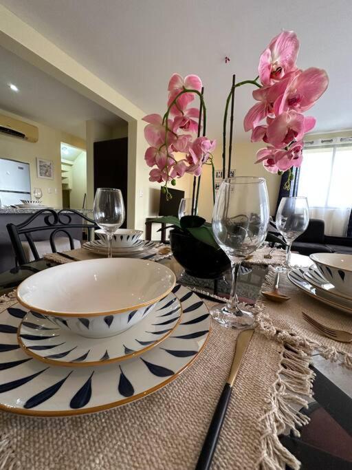 Renovated 2 Bed condo 5 min walk to beach