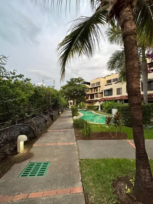 Renovated 2 Bed condo 5 min walk to beach