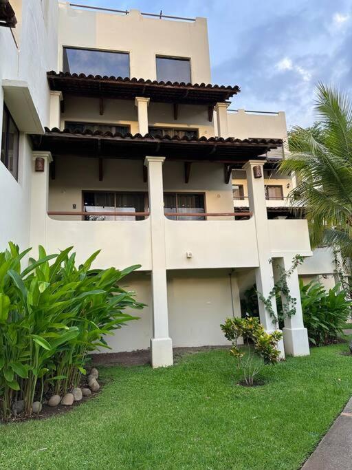 Renovated 2 Bed condo 5 min walk to beach
