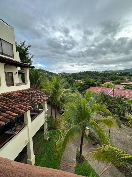 Renovated 2 Bed condo 5 min walk to beach
