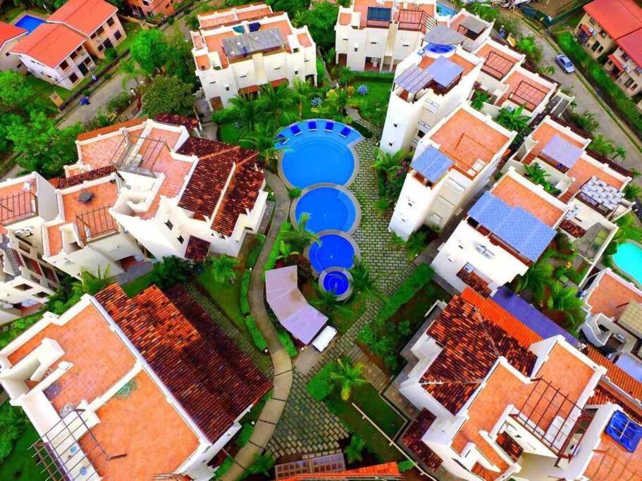 Renovated 2 Bed condo 5 min walk to beach