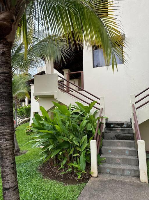 Renovated 2 Bed condo 5 min walk to beach