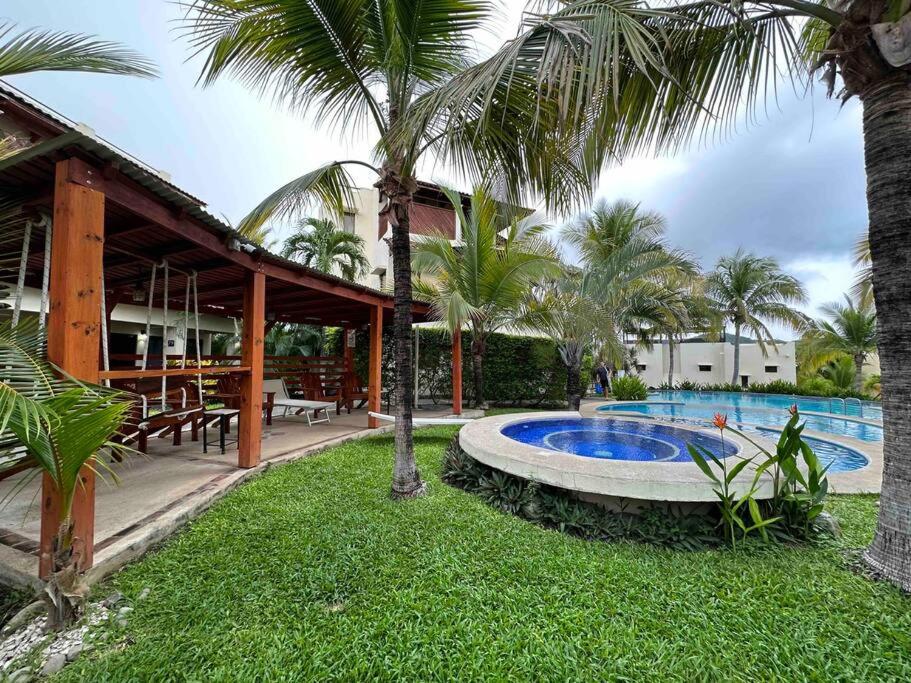 Renovated 2 Bed condo 5 min walk to beach