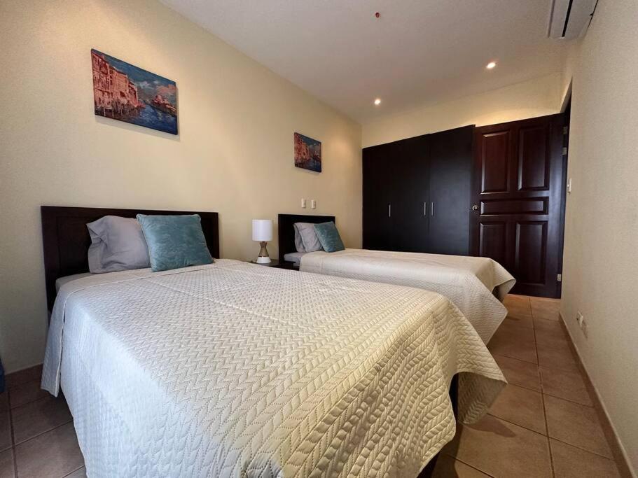 Renovated 2 Bed condo 5 min walk to beach