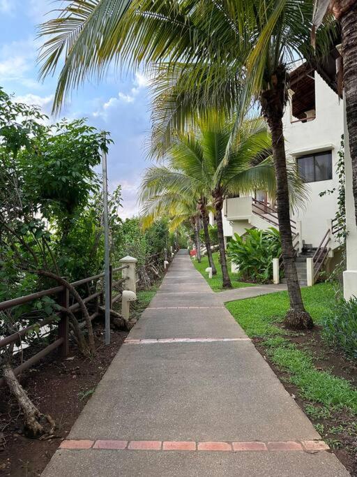 Renovated 2 Bed condo 5 min walk to beach