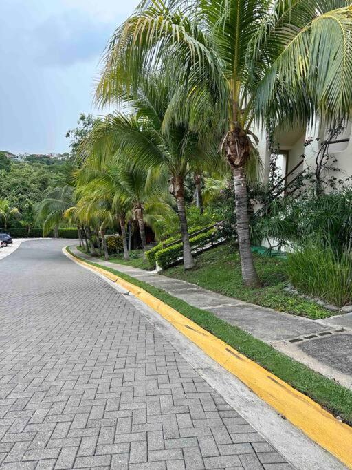 Renovated 2 Bed condo 5 min walk to beach