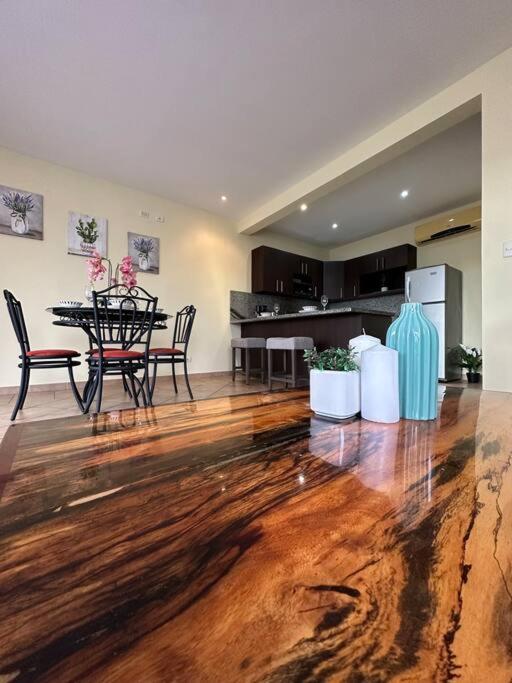 Renovated 2 Bed condo 5 min walk to beach