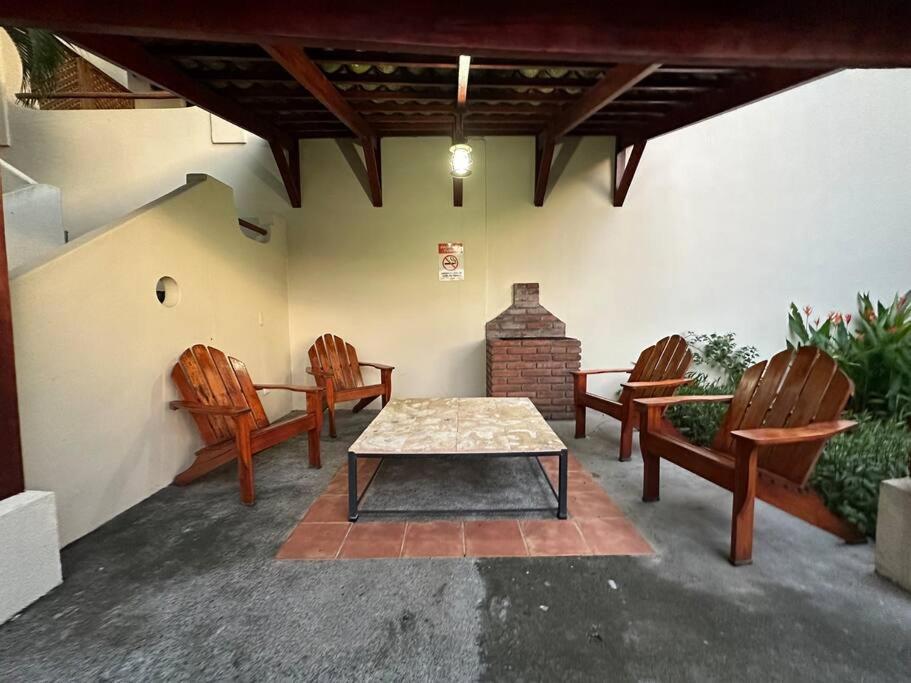 Renovated 2 Bed condo 5 min walk to beach