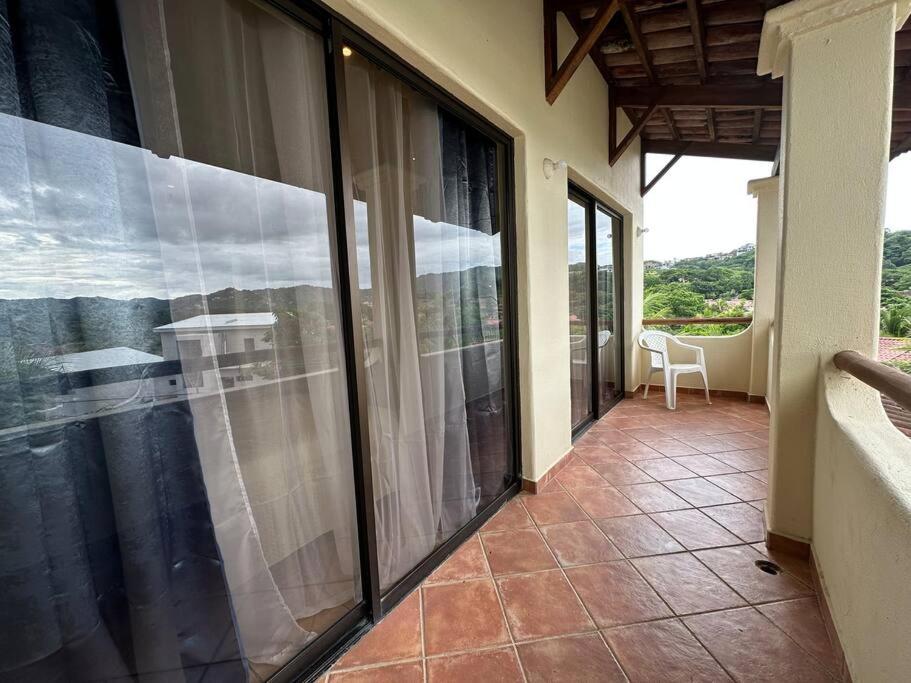 Renovated 2 Bed condo 5 min walk to beach