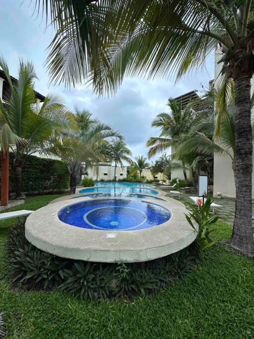 Renovated 2 Bed condo 5 min walk to beach