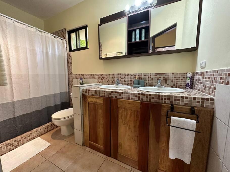 Renovated 2 Bed condo 5 min walk to beach