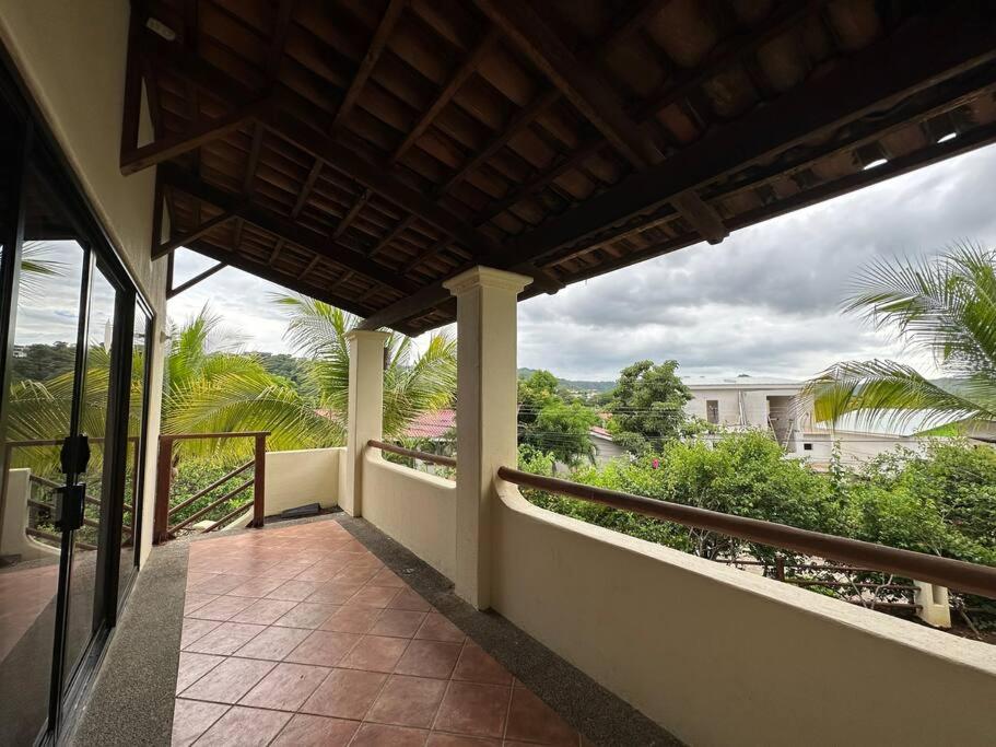 Renovated 2 Bed condo 5 min walk to beach