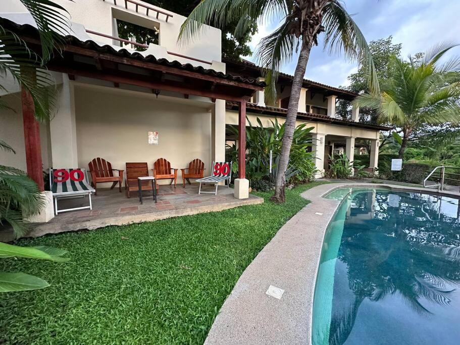 Renovated 2 Bed condo 5 min walk to beach