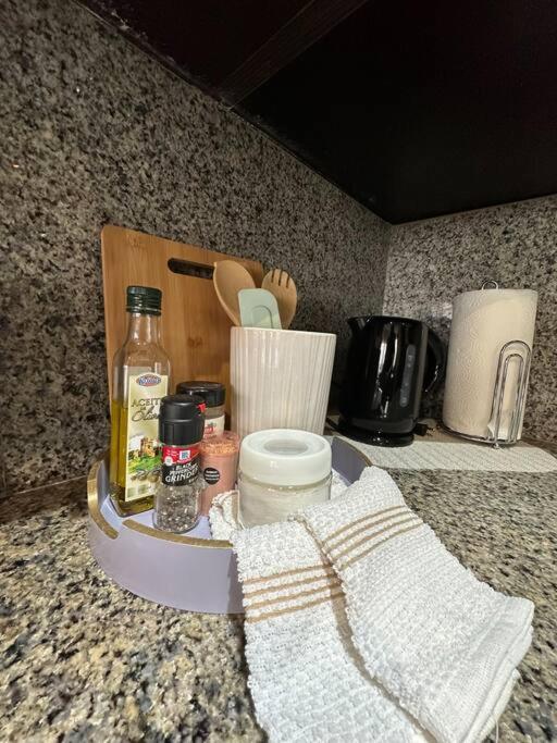 Renovated 2 Bed condo 5 min walk to beach
