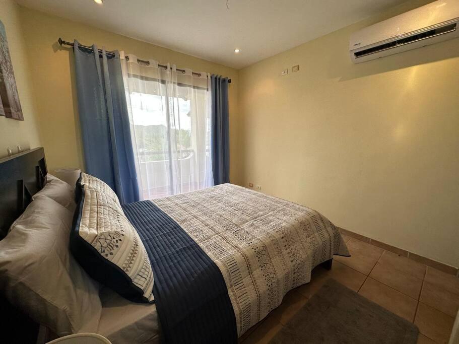 Renovated 2 Bed condo 5 min walk to beach