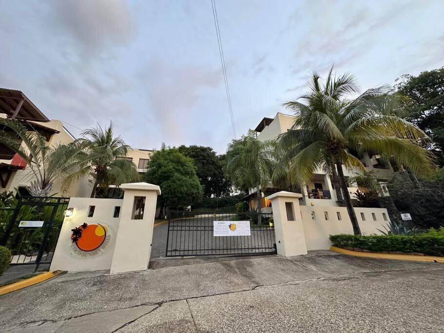 Renovated 2 Bed condo 5 min walk to beach