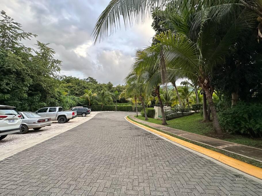 Renovated 2 Bed condo 5 min walk to beach