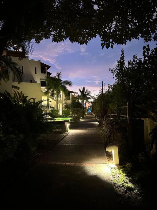 Renovated 2 Bed condo 5 min walk to beach