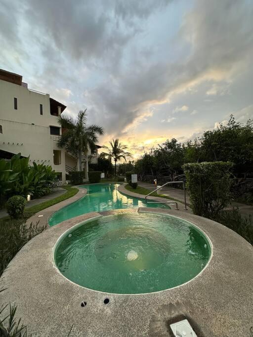Renovated 2 Bed condo 5 min walk to beach