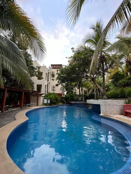 Renovated 2 Bed condo 5 min walk to beach