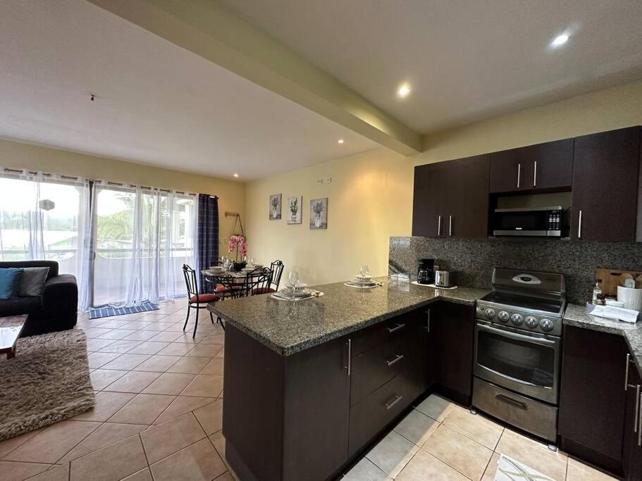 Renovated 2 Bed condo 5 min walk to beach