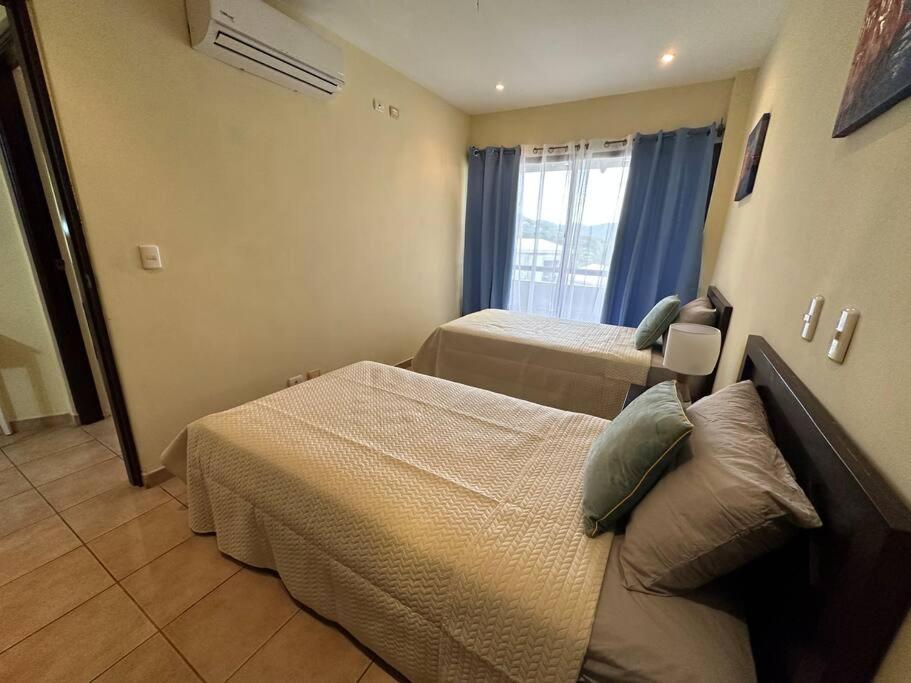 Renovated 2 Bed condo 5 min walk to beach