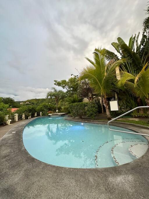 Renovated 2 Bed condo 5 min walk to beach