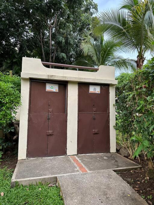 Renovated 2 Bed condo 5 min walk to beach