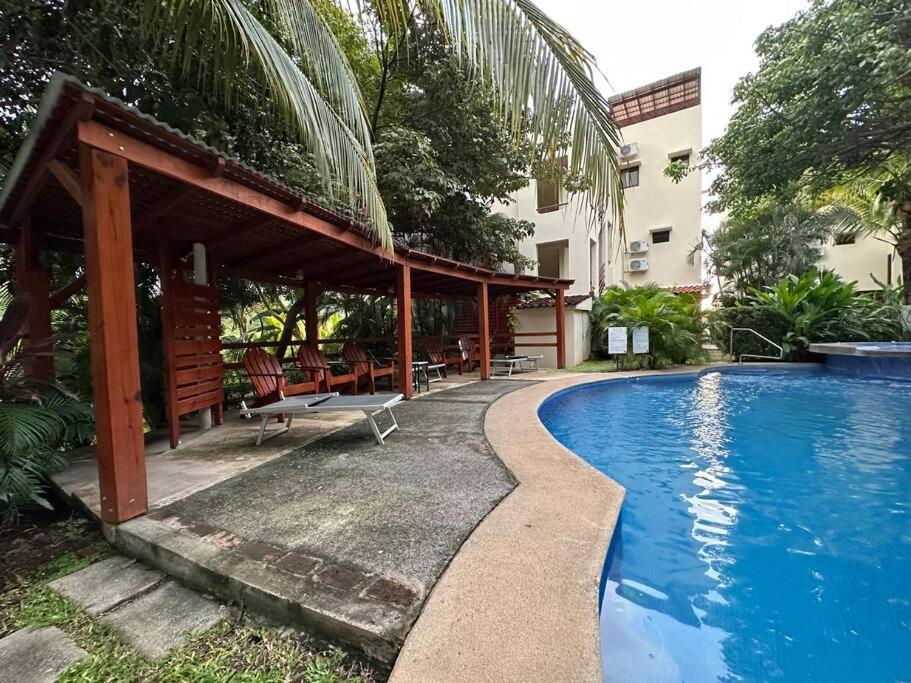 Renovated 2 Bed condo 5 min walk to beach